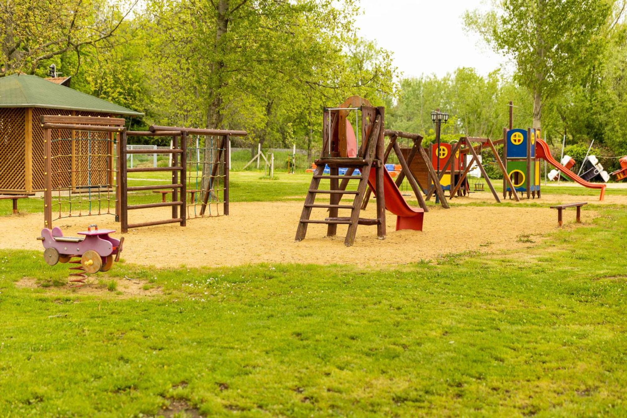 Gesztenye Nyaralopark Balatonudvari Esterno foto